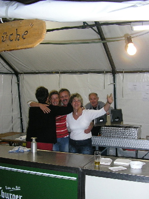 Gute Laune auch hinterm Wurststand